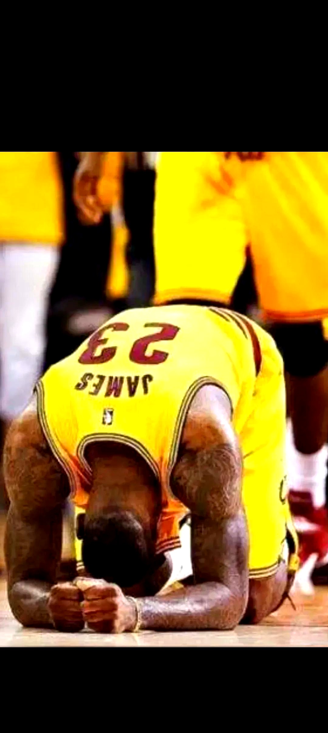  詹姆斯在雄鹿比赛中连败，回归赛场引发热议！